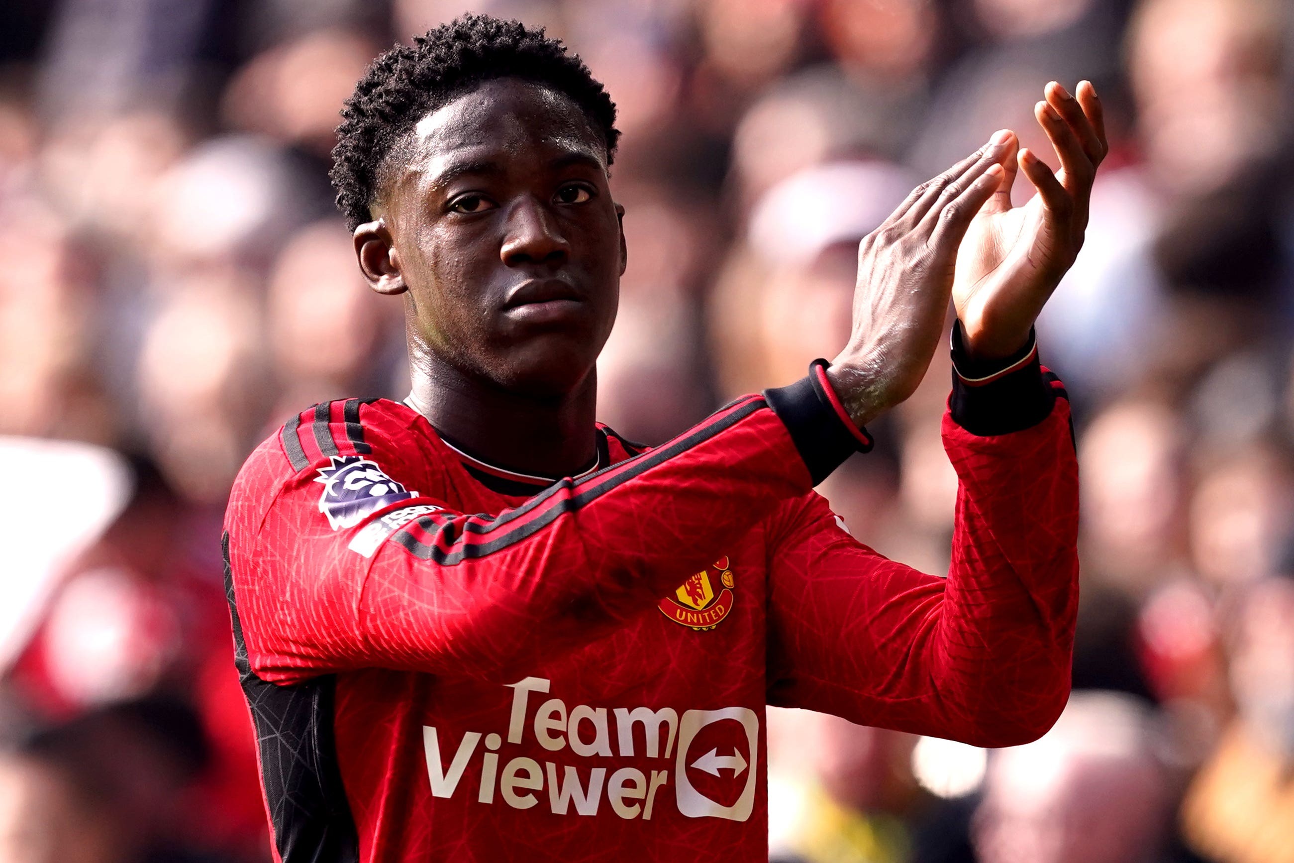 El Nápoles acelera por Kobie Mainoo