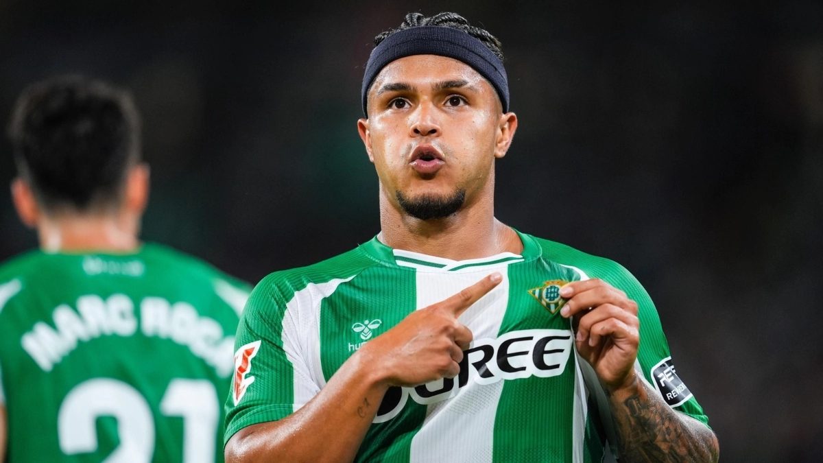 Cucho Hernández celebra un gol con el Real Betis