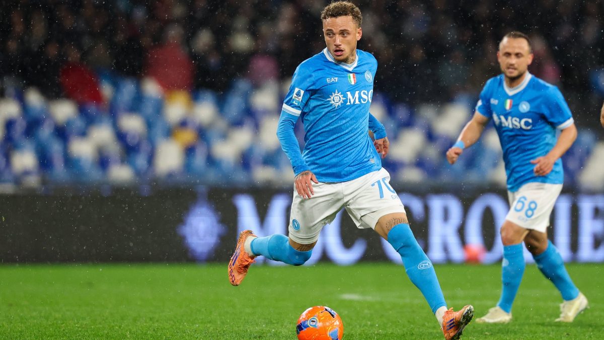 Noa Lang durante un partido con el Napoli