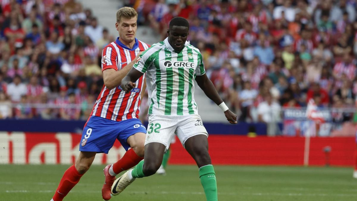 Nobel Mendy durante un Atlético de Madrid - Real Betis