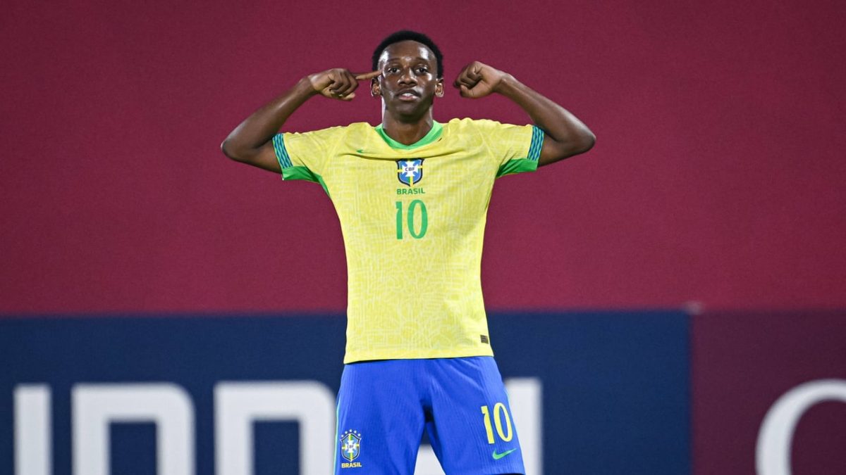 Gabriel Mec celebra un gol anotado en las inferiores de la selección brasileña