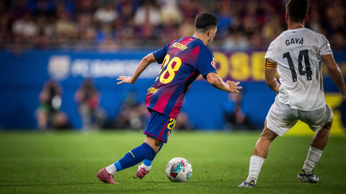 Roony Bardghji durante un Barcelona - Valencia