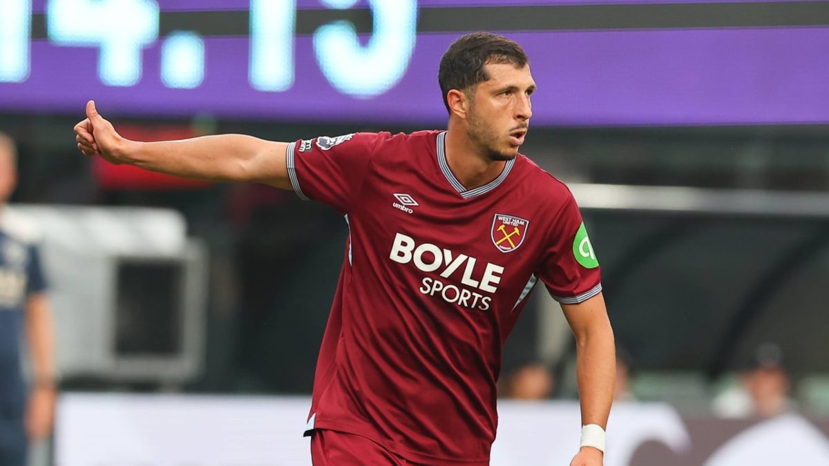 Guido Rodríguez durante un partido con el West Ham