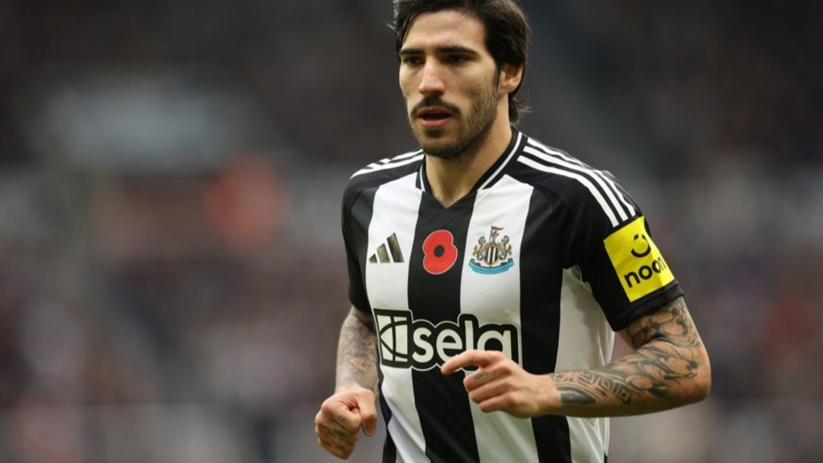 Sandro Tonali durante un partido con el Newcastle