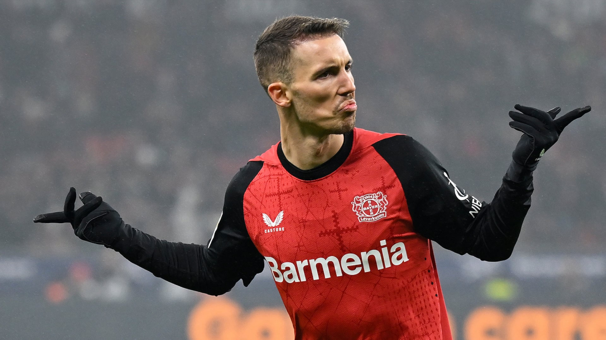 Grimaldo celebra un gol anotado con el Bayer Leverkusen