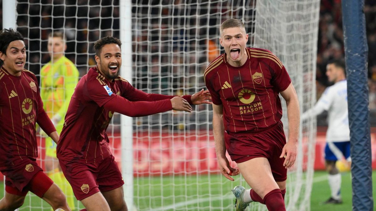 Artem Dovbyk celebra un gol anotado con la Roma