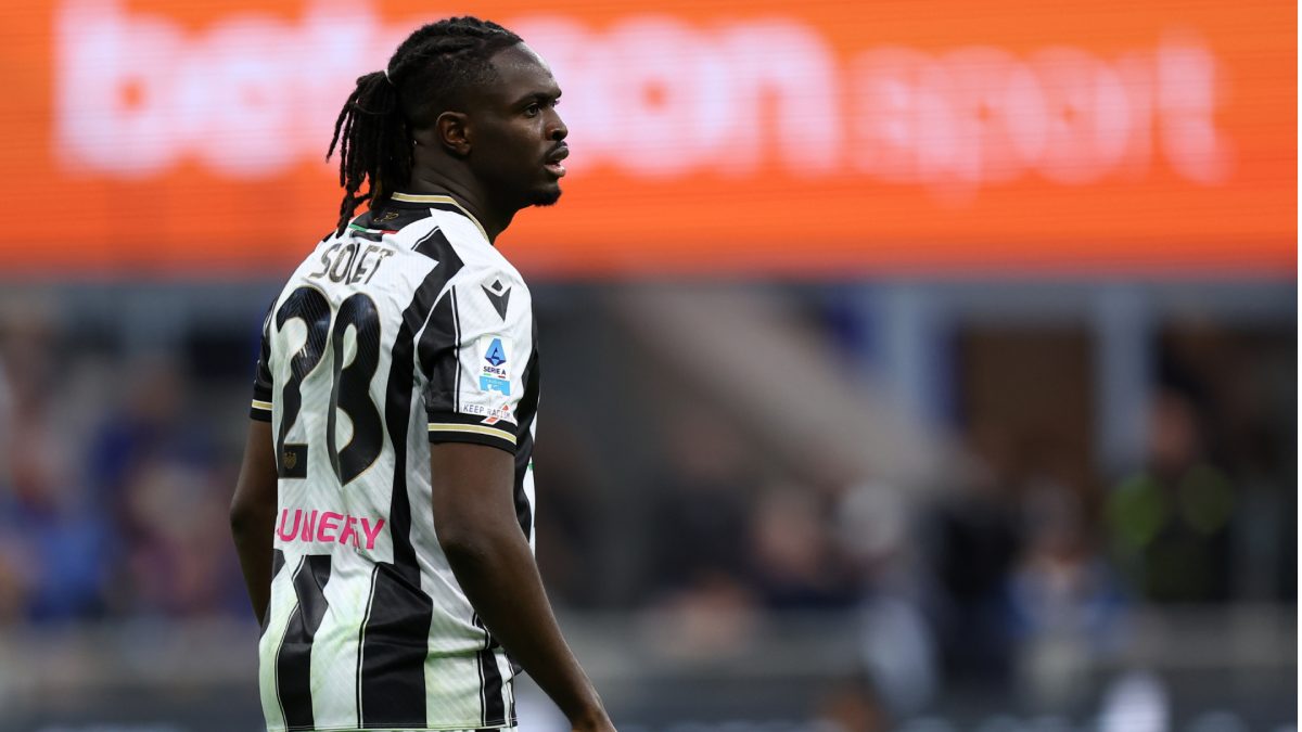 Oumar Solet durante un partido con el Udinese