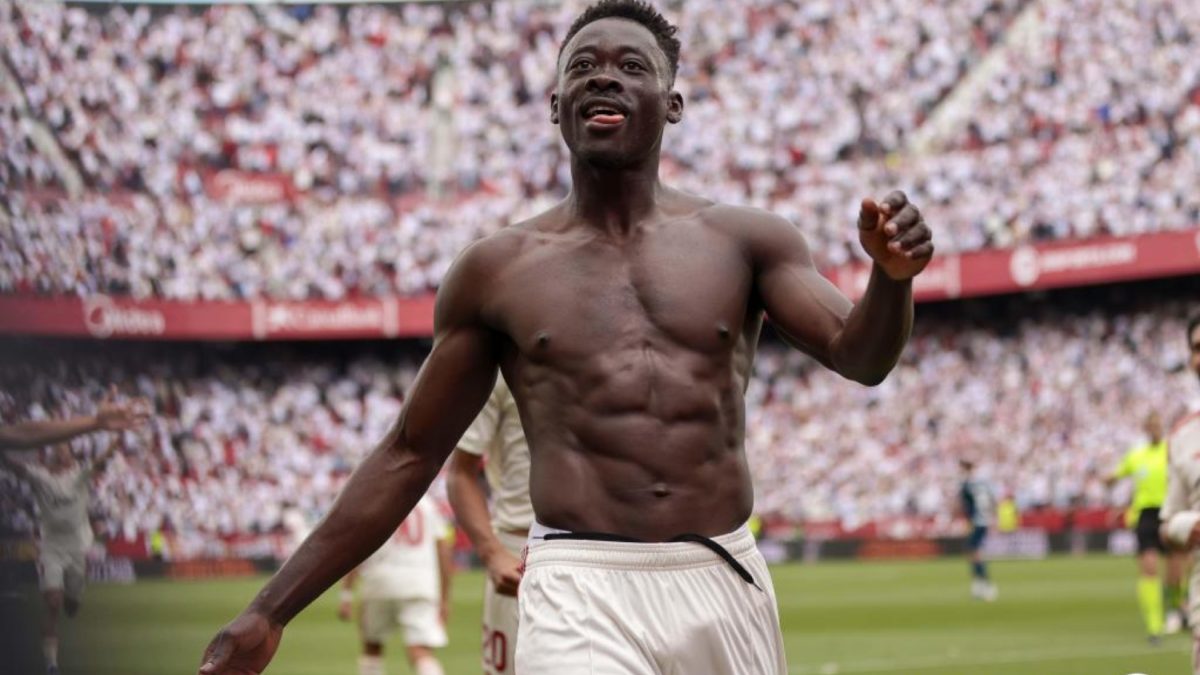 Akor Adams celebra un gol con el Sevilla