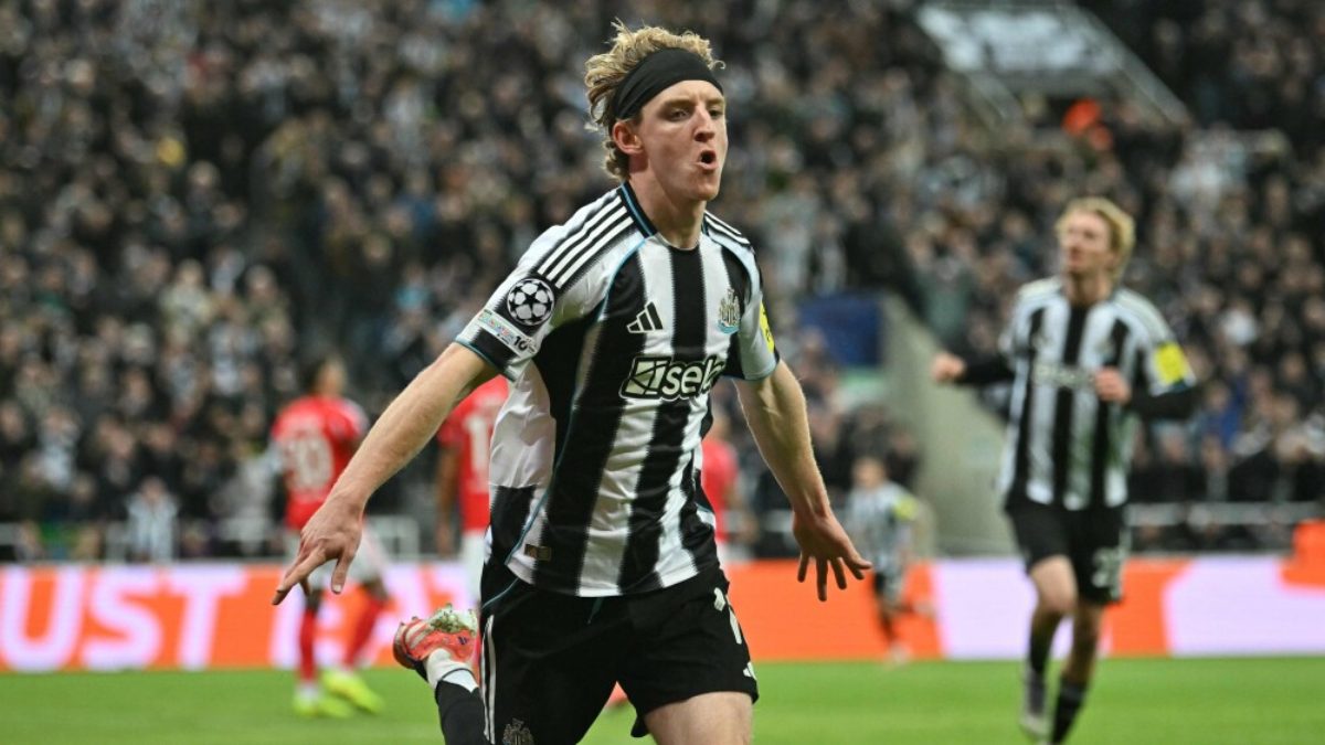 Anthony Gordon celebra un gol anotado con el Newcastle