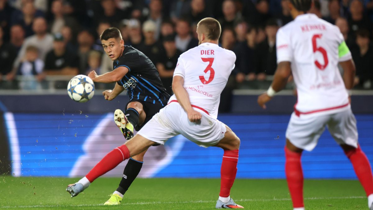 Nicolò Tresoldi durante un partido de Champions League con el Brujas