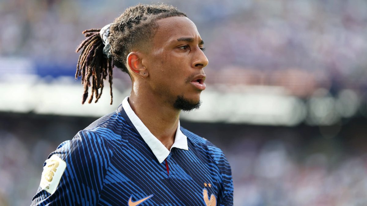 Michael Olise durante un partido con la selección de Francia