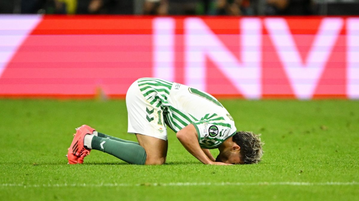 Ez Abde celebra un gol con el Real Betis