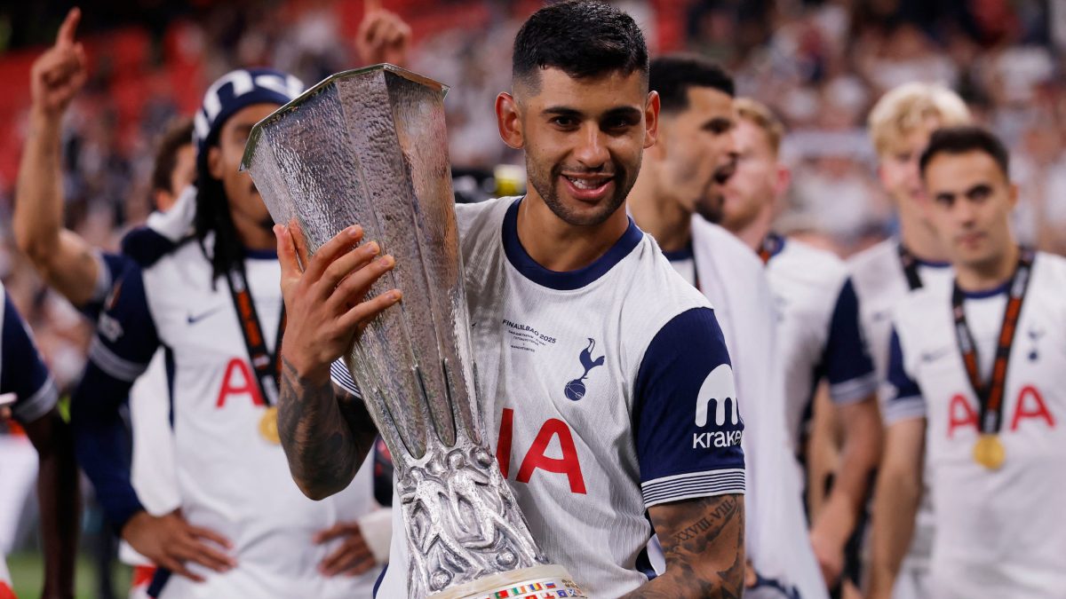 Cuti Romero posa con el trofeo de la Europa League conseguido con el Tottenham
