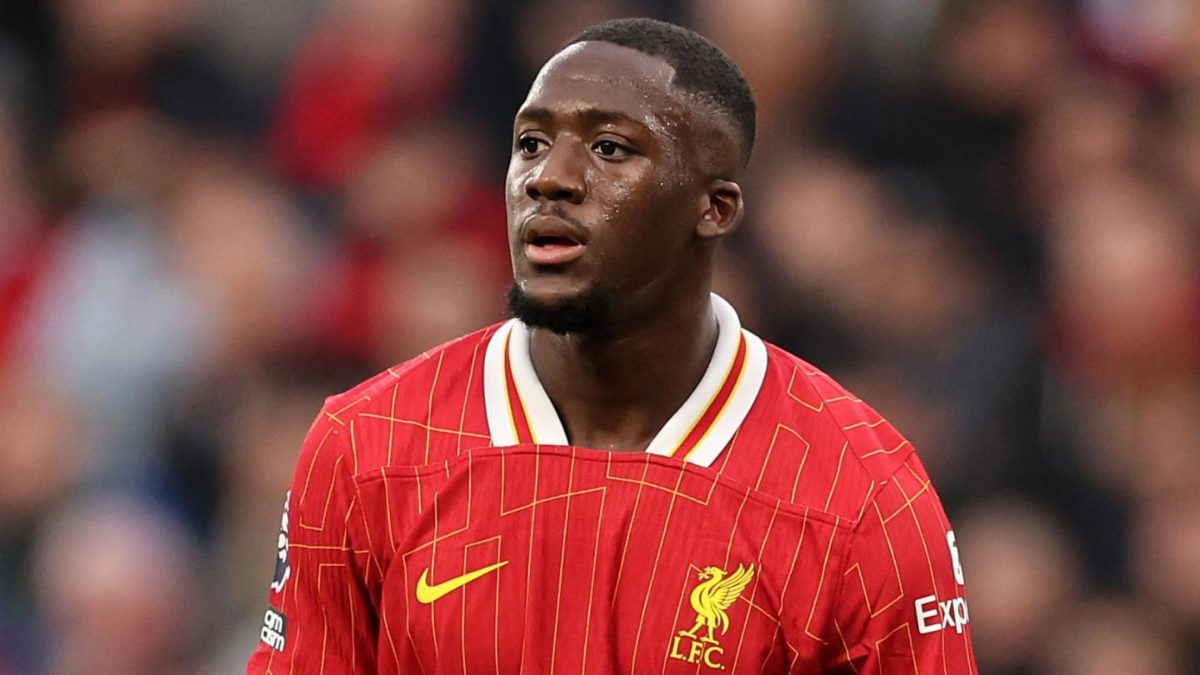 Ibrahima Konaté durante un partido con el Liverpool