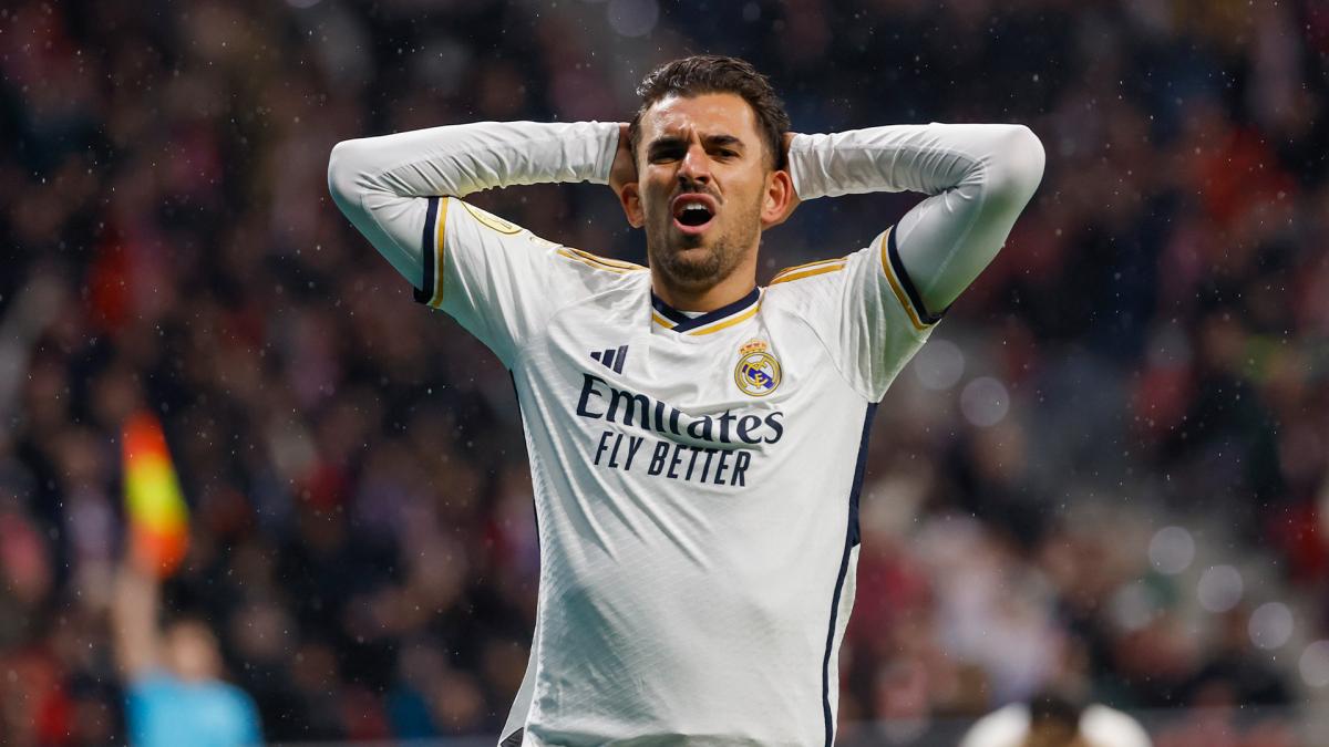Dani Ceballos in a match wearing the Real Madrid jersey