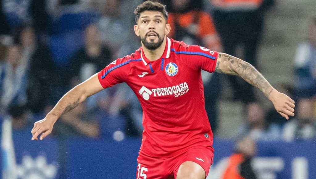 Omar Alderete heading the ball