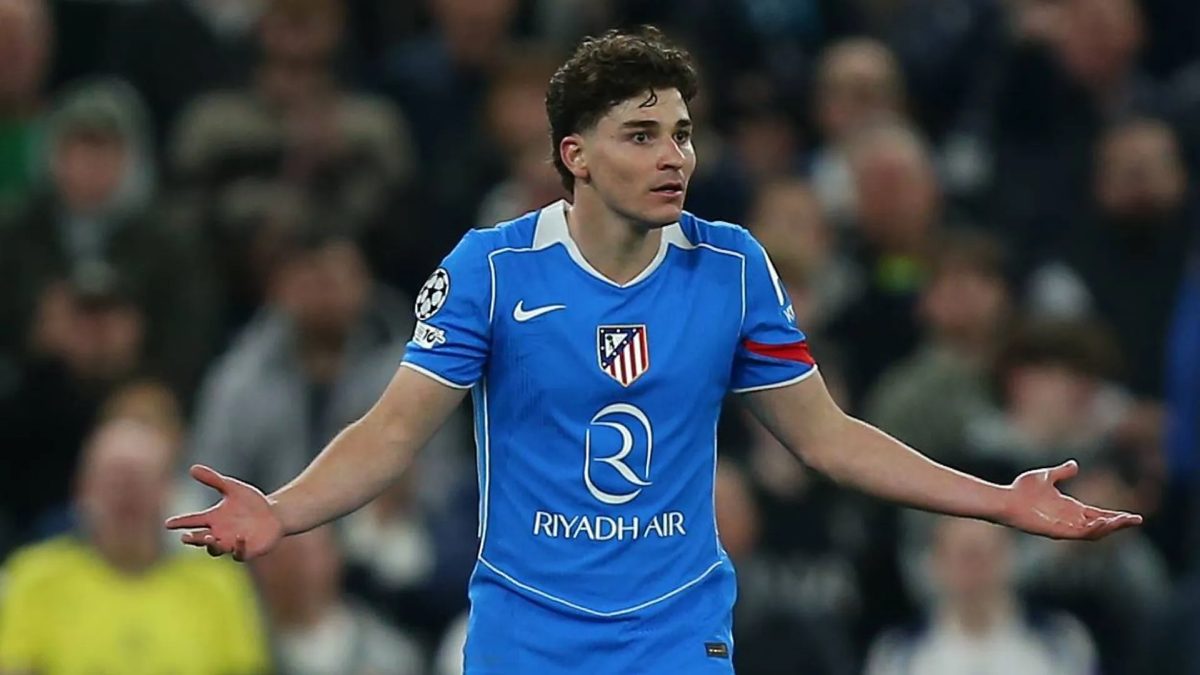 Julián Álvarez durante un encuentro con el Atlético de Madrid