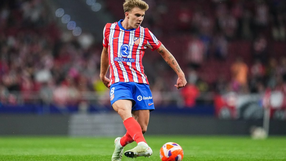 Pablo Barrios durante un partido con el Atlético de Madrid