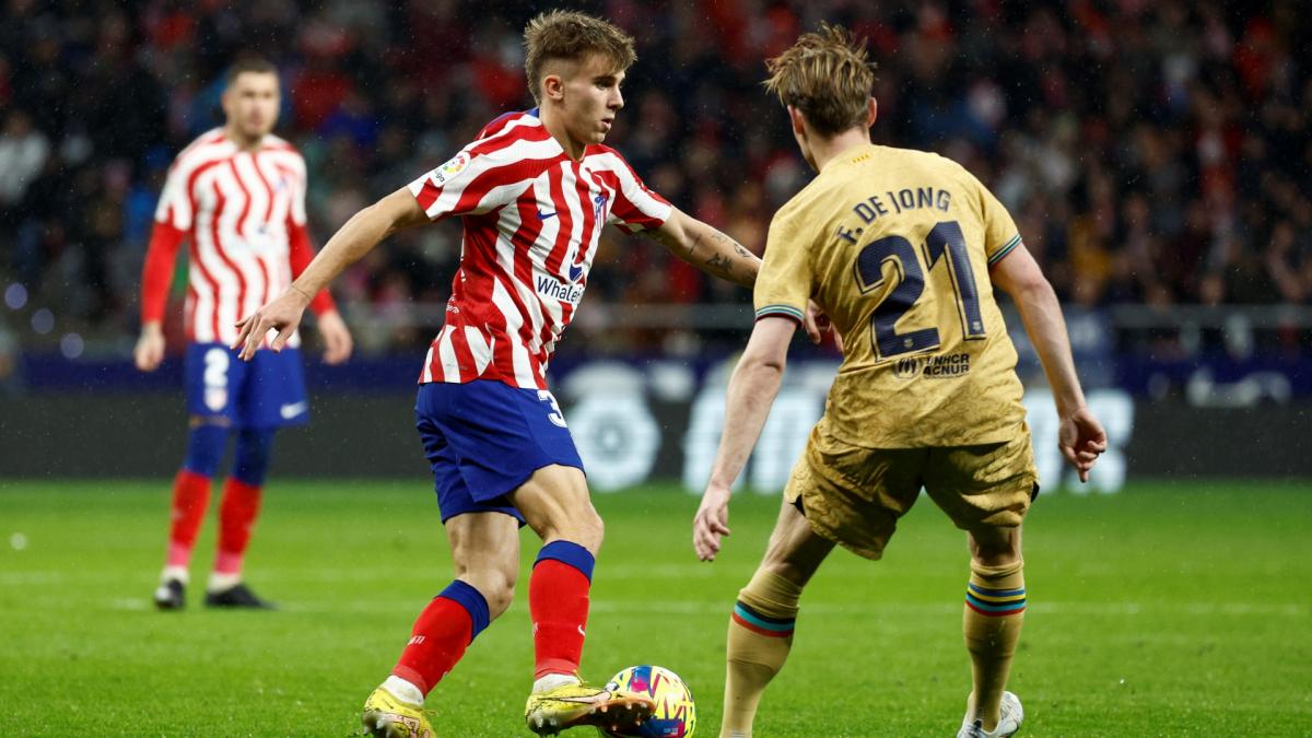 Pablo Barrios during a match with Atlético de Madrid