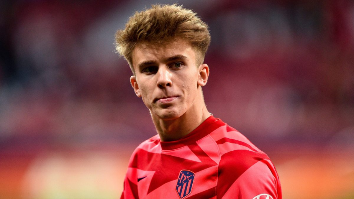 Pablo Barrios durante un calentamiento con el Atlético de Madrid