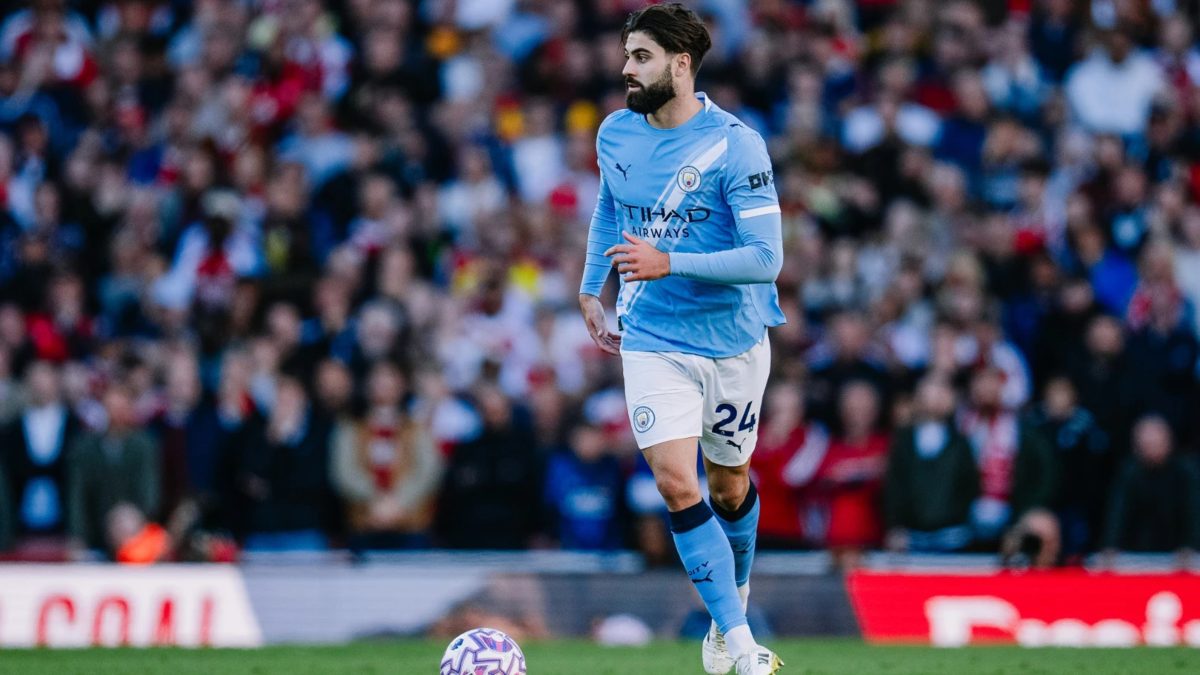 Josko Gvardiol durante un partido con el Manchester City