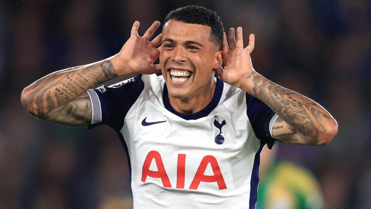 Pedro Porro celebra un gol anotado con el Tottenham