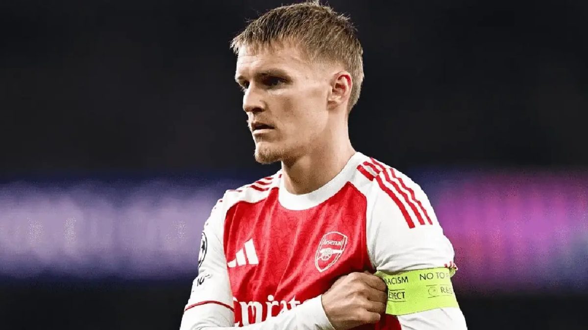 Martin Odegaard con el brazalete de capitán del Arsenal