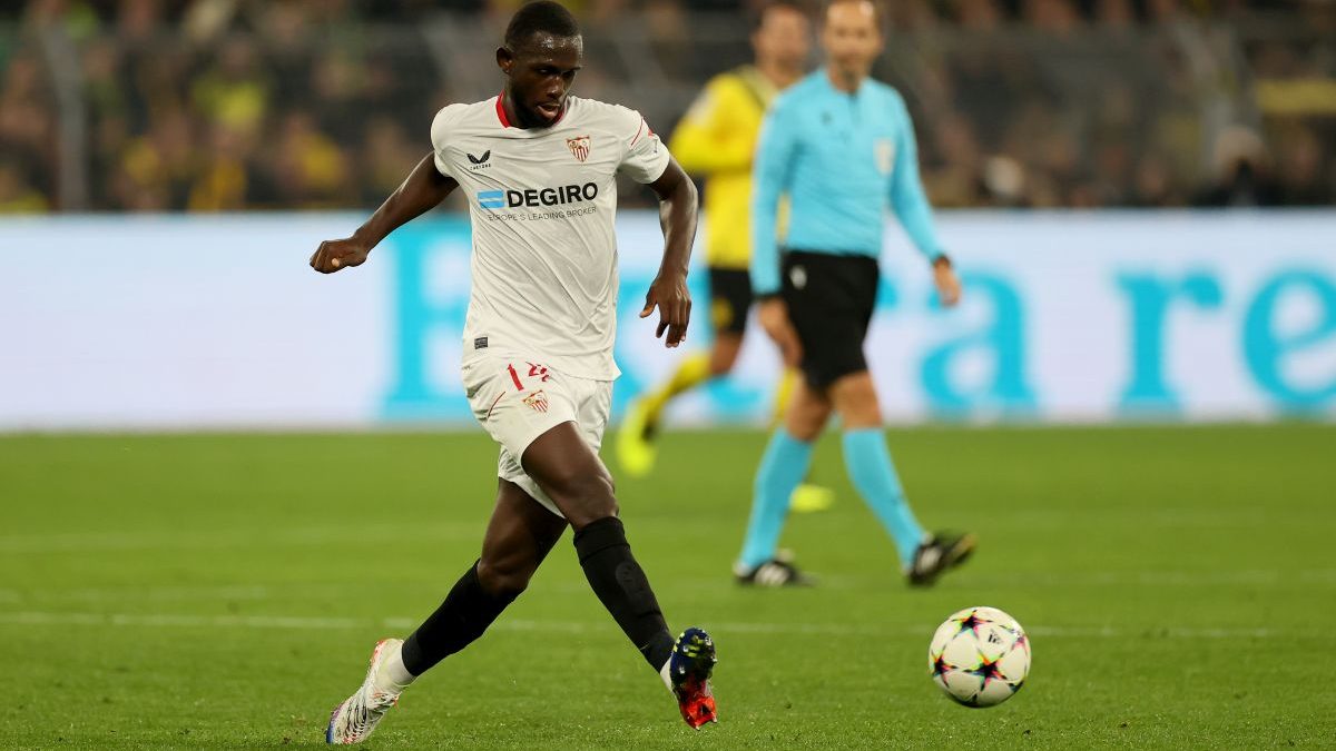 Tanguy Nianzou durante un partido con el Sevilla