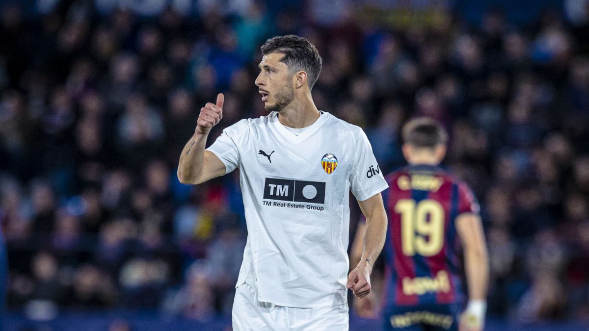 Guido Rodríguez durante un partido con el Valencia