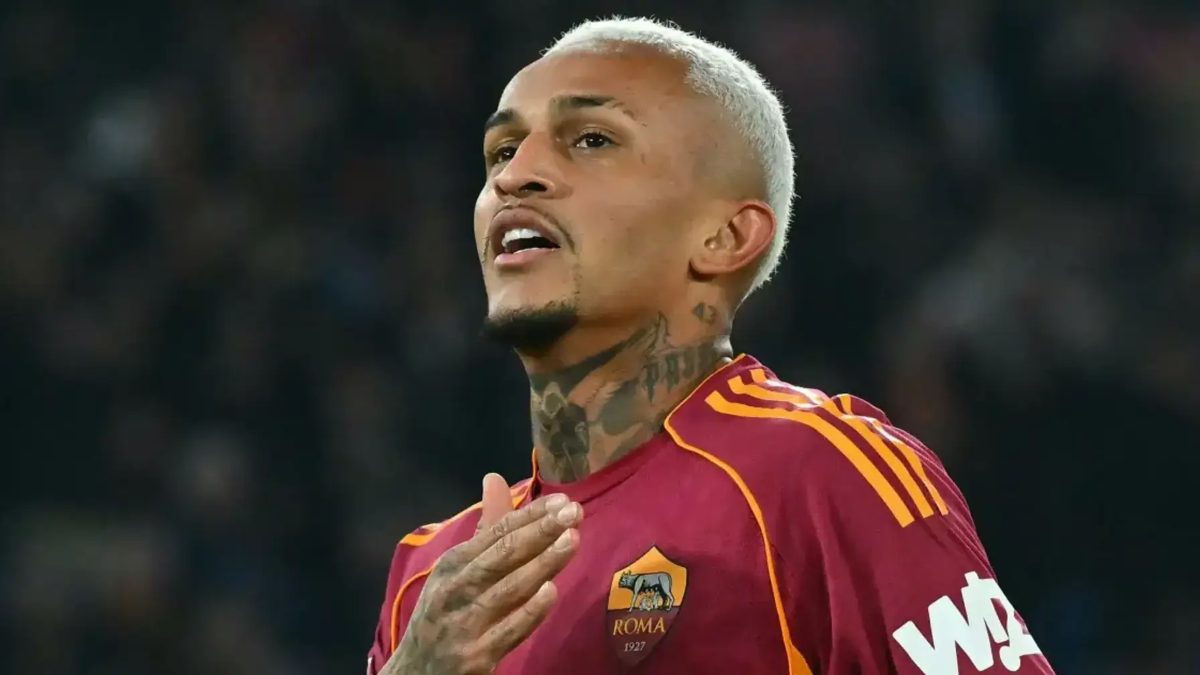 Wesley França celebra un gol anotado con la Roma