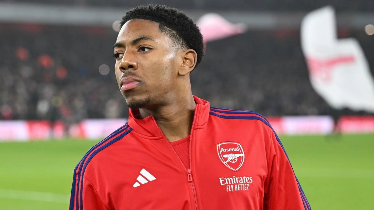 Myles Lewis-Skelly antes de un partido con el Arsenal
