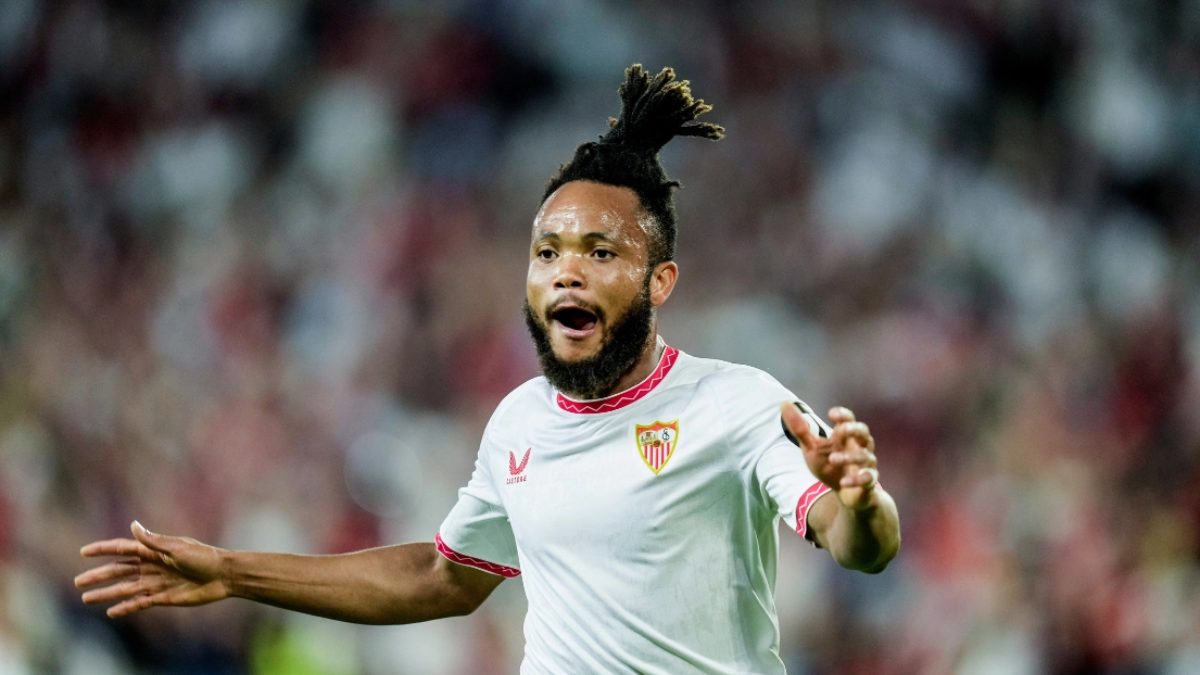 Chidera Ejuke celebra un gol anotado con el Sevilla