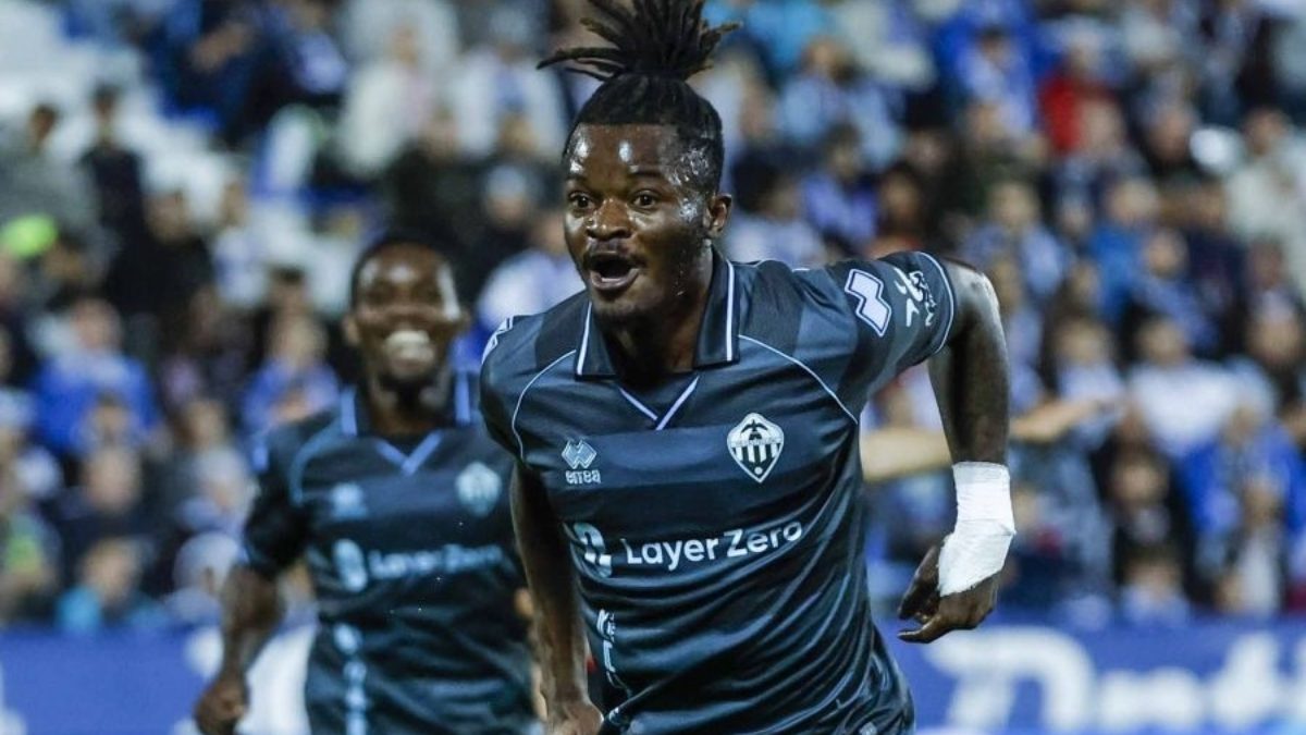 Brian Cipenga celebra un gol anotado con el Castellón