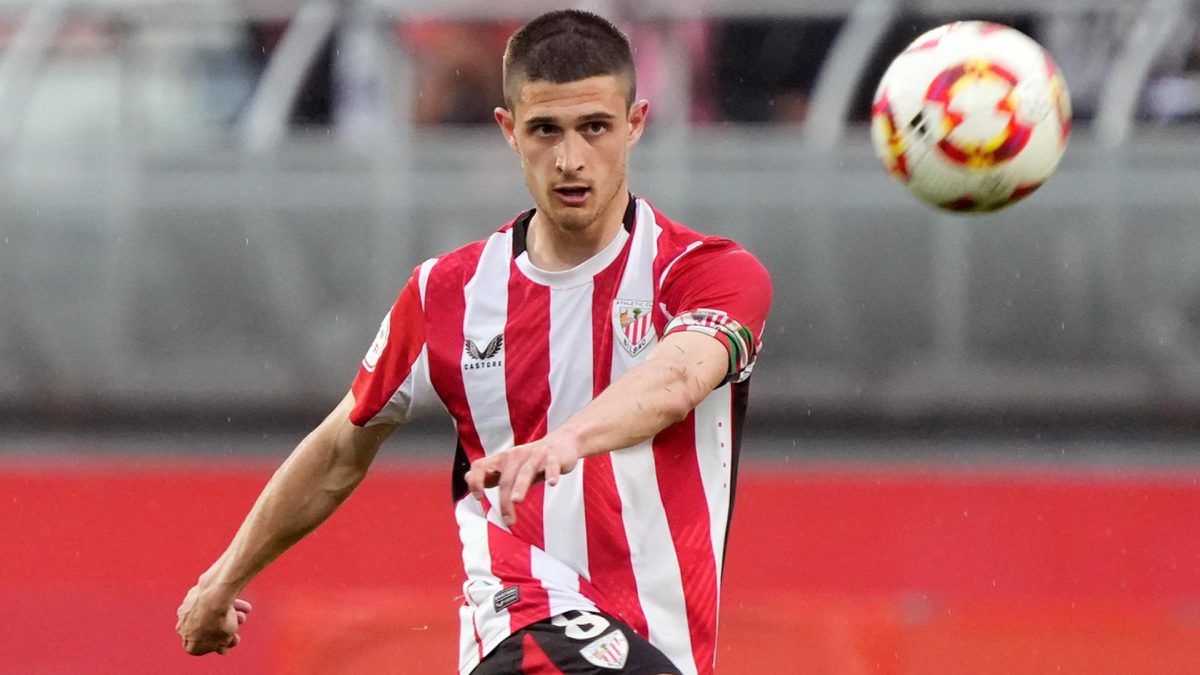 Beñat Gerenabarrena durante un partido con el filial del Athletic Club