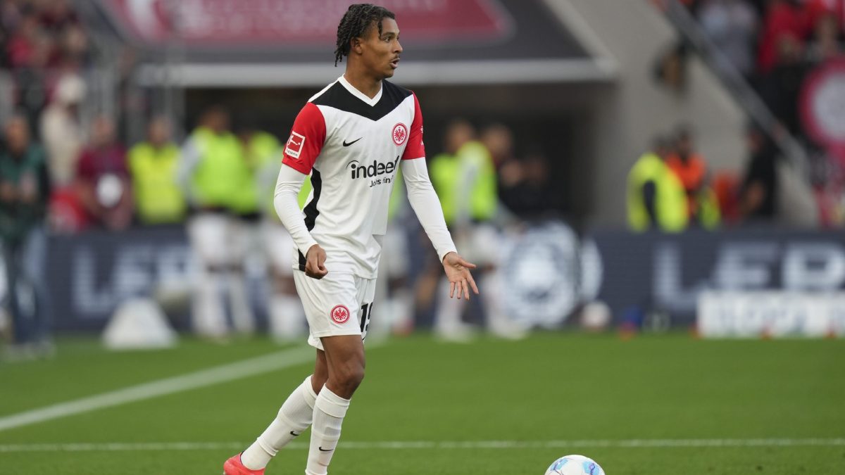 Jean-Mattéo Bahoya durante un partido con el Eintracht Frankfurt