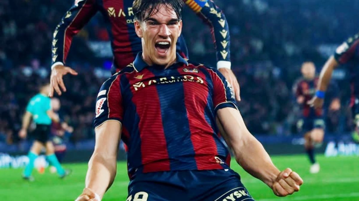 Carlos Espí celebra un gol anotado con el Levante