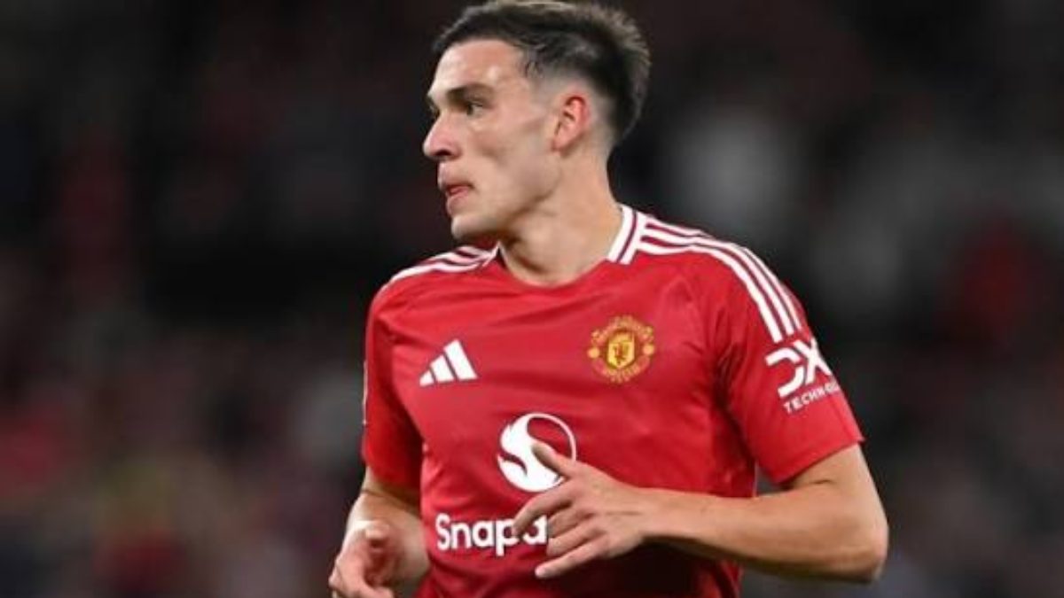 Manuel Ugarte durante un partido con el Manchester United
