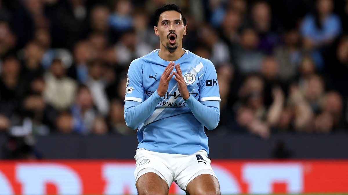 Tijjani Reijnders se lamenta durante un partido del Manchester City