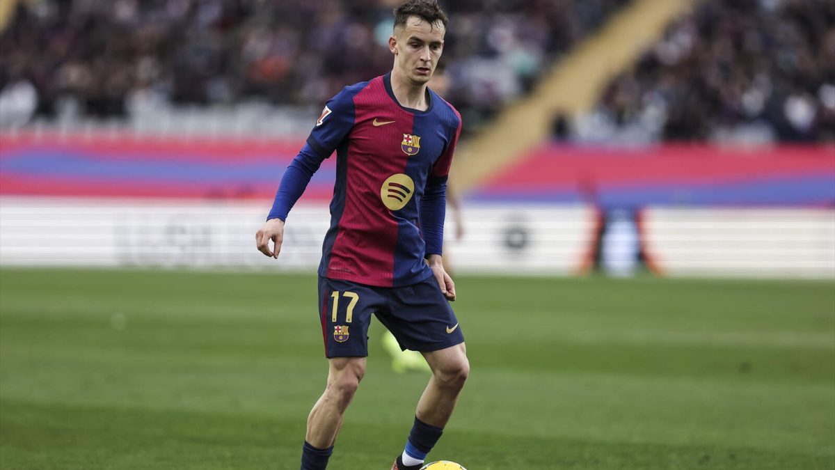Marc Casadó durante un partido con el Barcelona