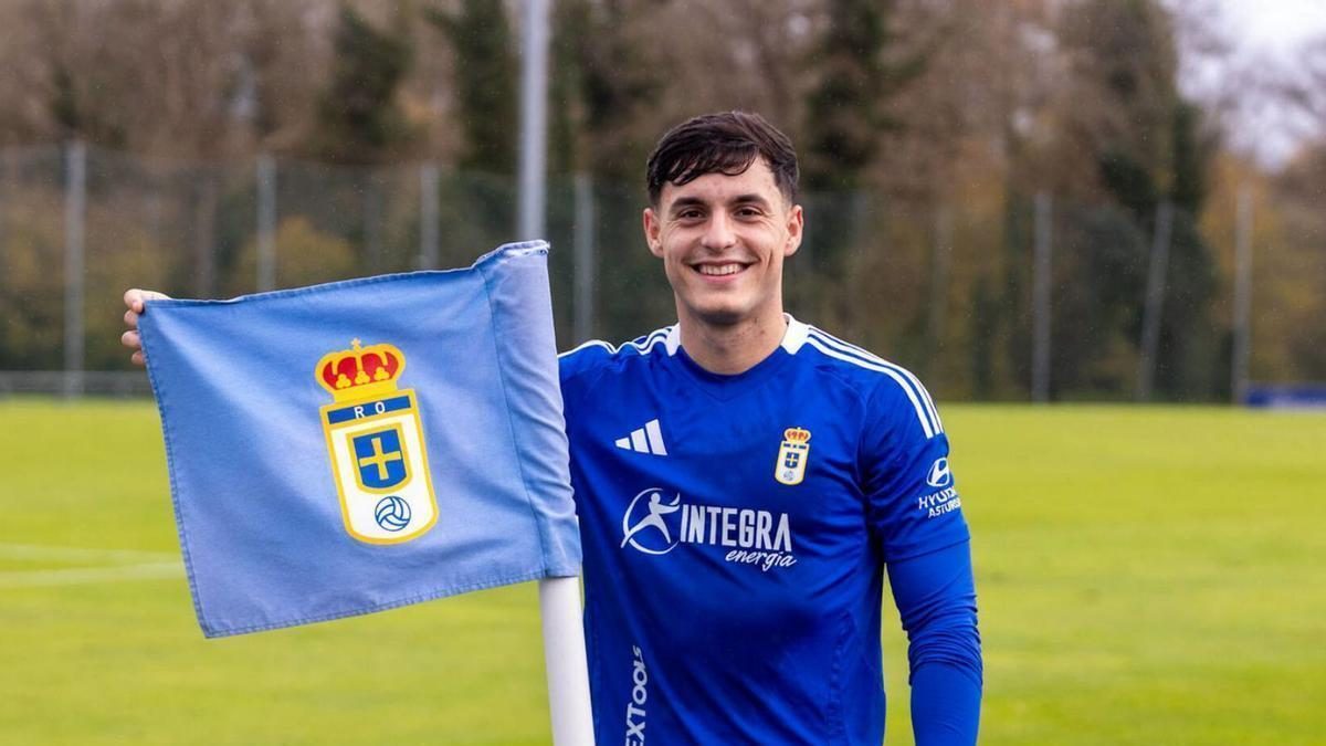 Joaquín Delgado posa con los colores del Real Oviedo