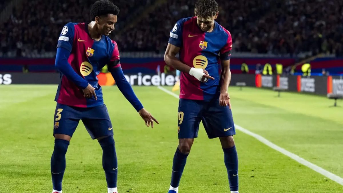 Alejandro Balde celebra un gol junto a Lamine Yamal