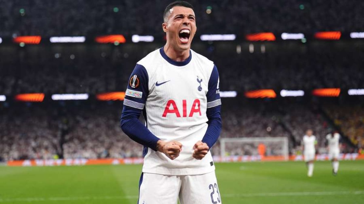 Pedro Porro celebra un gol anotado con el Tottenham