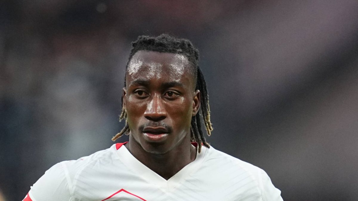 Yan Diomande durante un partido con el RB Leipzig