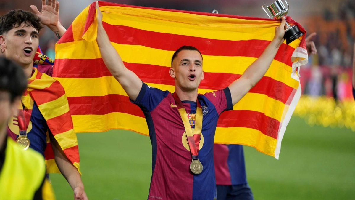Marc Casadó celebra un título con el FC Barcelona