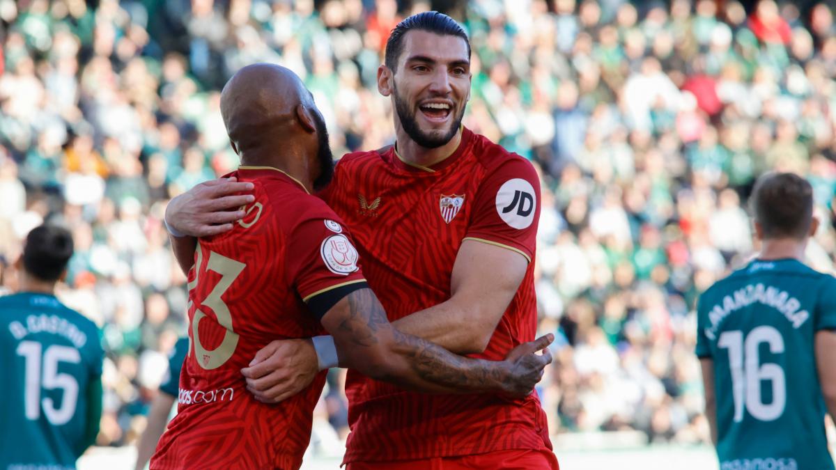 Rafa Mir celebra un gol anotado con el Sevilla en la Copa del Rey