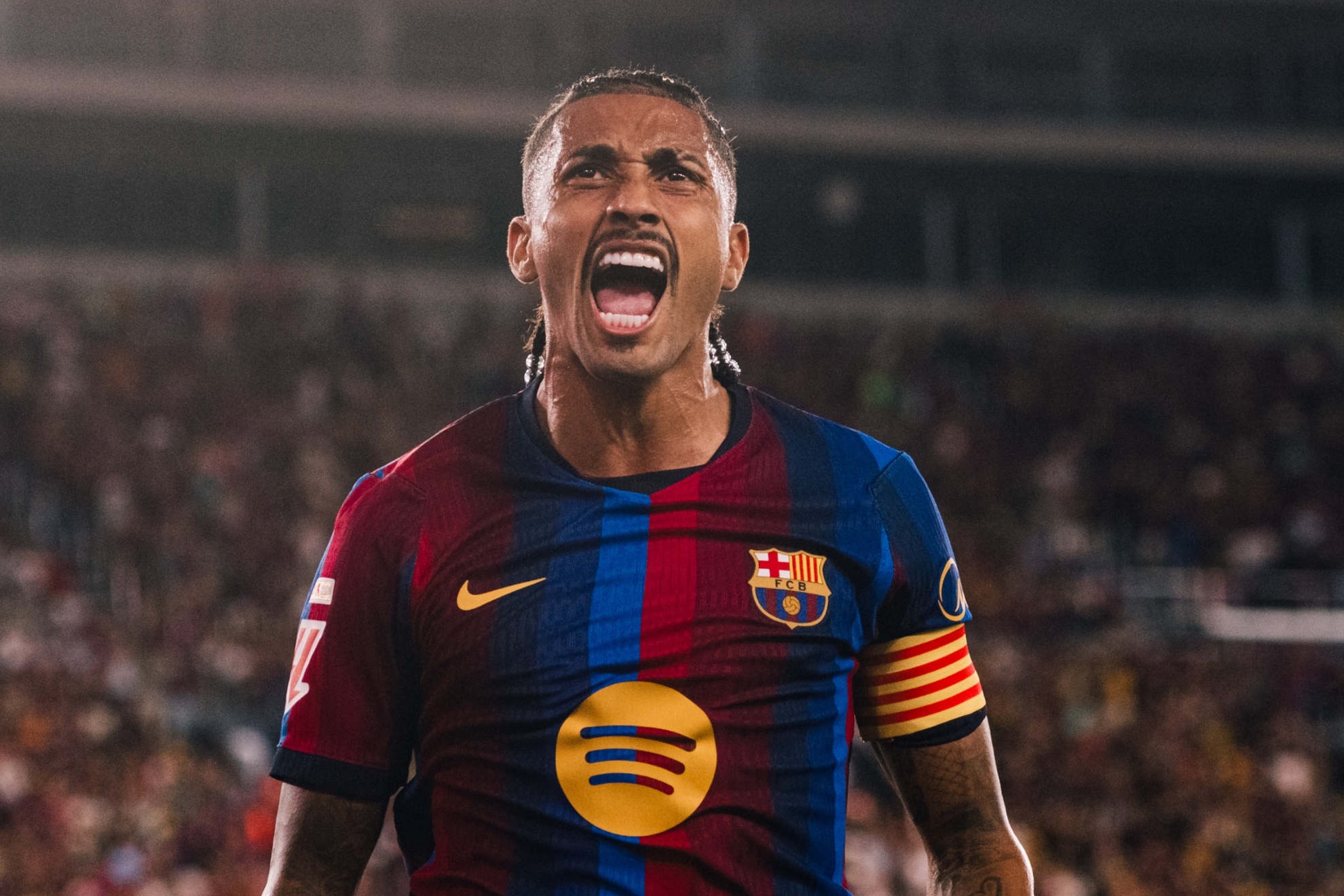 Raphinha renueva con el Barcelona