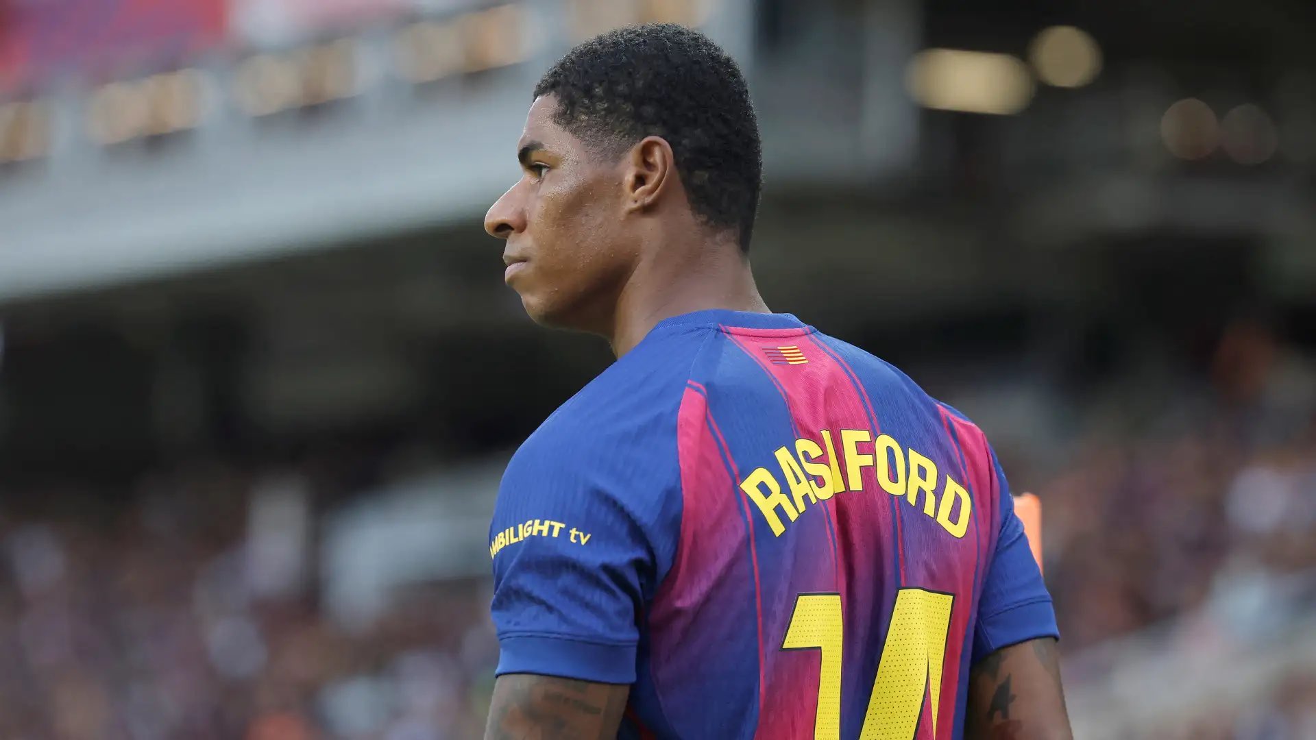 El Bayern Múnich ha irrumpido con fuerza por el fichaje de Marcus Rashford para reforzar su ataque para la próxima temporada. Vincent Kompany pidió su fichaje para poder sumar variantes a la rotación con el objetivo de ganar la próxima UEFA Champions League. La junta directiva del gigante de la Bundesliga ha decidido mover ficha con rapidez tras ver cómo sus planes iniciales en el frente de ataque se desmoronaban por completo. La dirección deportiva germana pretendía hacerse con los servicios de Anthony Gordon, pero el extremo inglés terminó comprometiéndose con el FC Barcelona. Ante este inesperado quiebro de los acontecimientos, el titán de Baviera ha tenido que reconfigurar su agenda de prioridades institucionales de forma inmediata para buscar un futbolista con características similares que potencie su zona de vanguardia. El efecto dominó en España que acerca a Marcus Rashford al Bayern Múnich El estancamiento de las negociaciones en la Ciudad Condal ha reactivado por completo el futuro profesional de Marcus Rashford. Aunque el atacante británico venía de completar una cesión sumamente satisfactoria bajo la tutela de Hansi Flick, quien le comunicó personalmente su felicidad por el notable rendimiento mostrado sobre el césped, la posterior llegada de Gordon al Camp Nou ha congelado por completo su continuidad en España. Dado que la escuadra azulgrana se muestra reacia a ejecutar la opción de compra definitiva estipulada en 30 millones de euros, el Manchester United ha decidido buscar una salida alternativa en el mercado internacional para un futbolista que no entra en absoluto en sus planes deportivos de cara al curso venidero. Las exigencias financieras que frenan el acuerdo definitivo del Bayern Múnich Según ha desvelado en las últimas horas el rotativo británico The Mirror, el Bayern Múnich se encuentra plenamente dispuesto a igualar la valoración de 34,5 millones de euros que los Red Devils han fijado para autorizar el traspaso de su canterano. Sin embargo, las negociaciones formales han topado con un