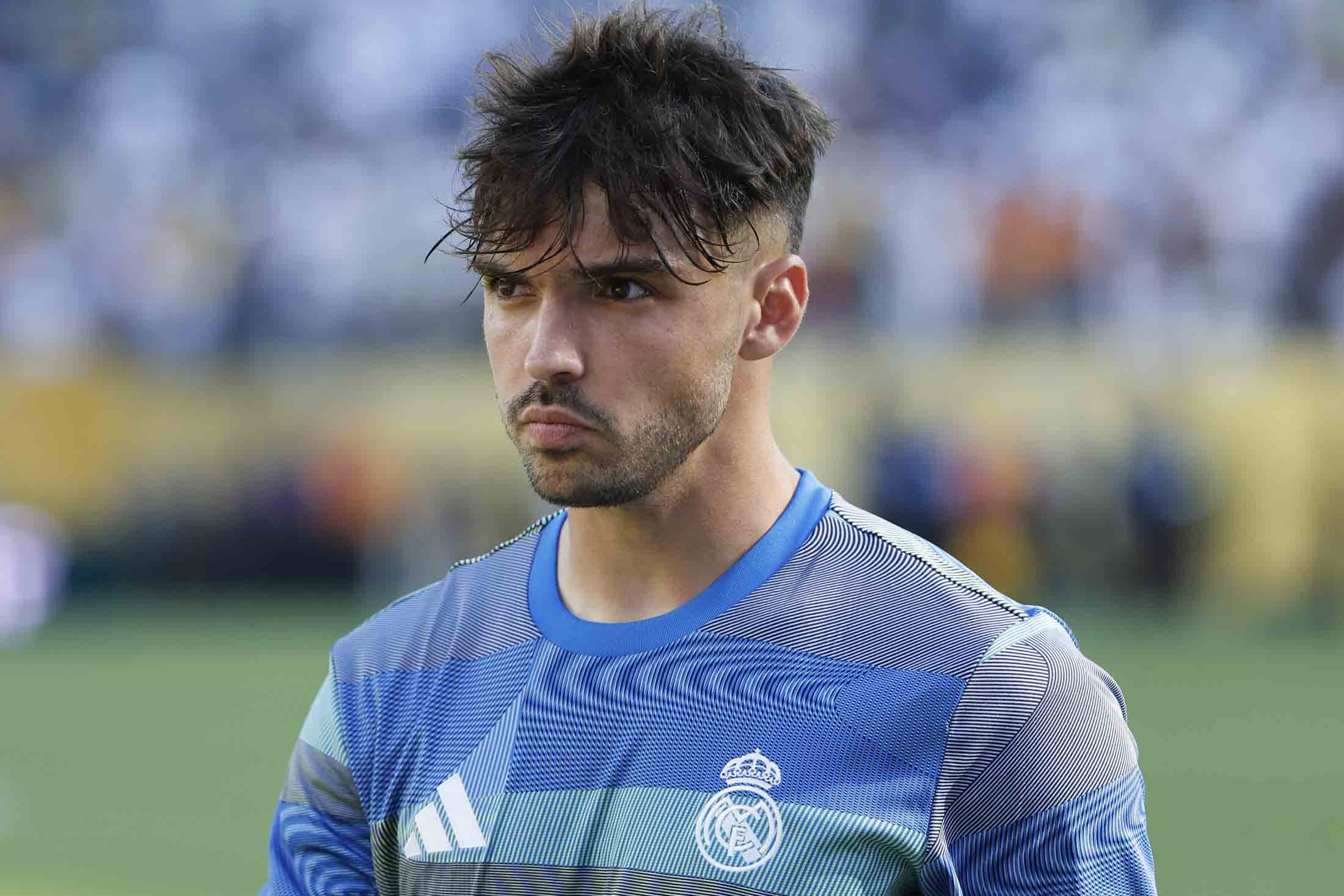 Raúl Asencio en el calentamiento del Real Madrid