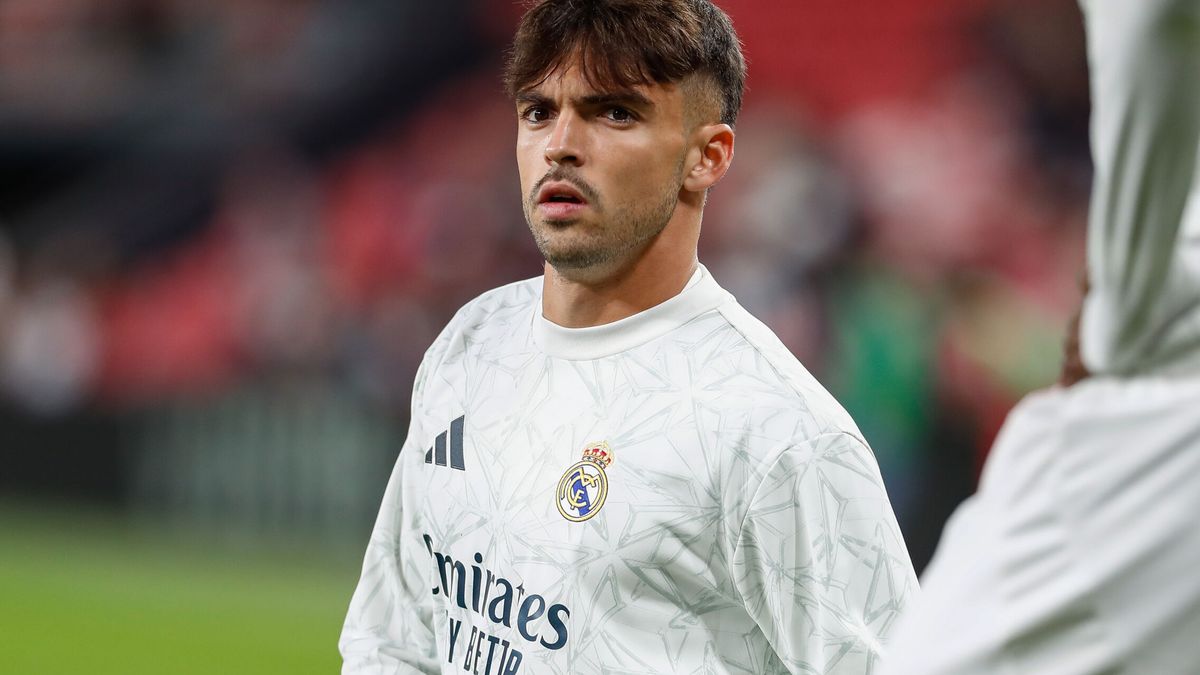Raúl Asencio durante un calentamiento con el Real Madrid