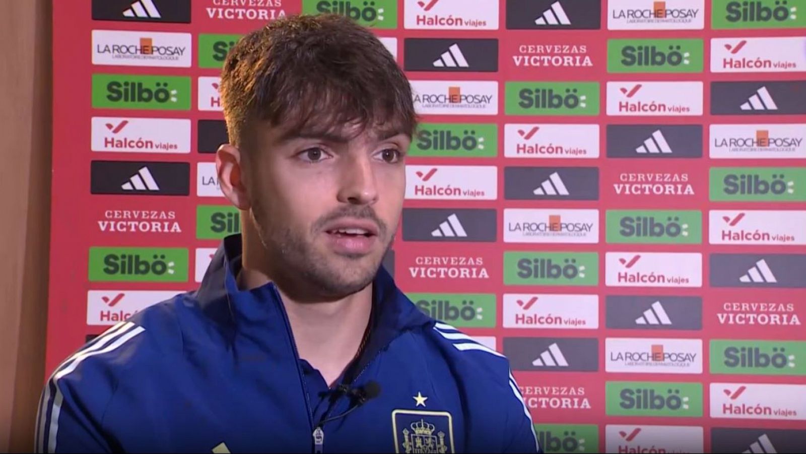 Raúl Asencio dando una entrevista con la Selección de España